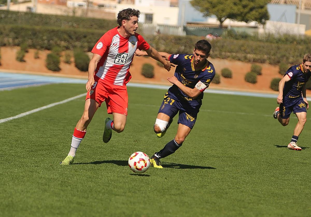 Lorenzo abrió el partido para los rojiblancos al marcar de penalti.