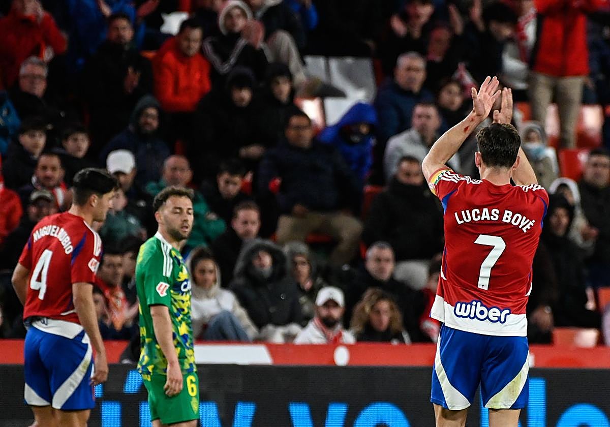 Lucas Boyé responde con aplausos a la ovación del público.