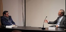 El ganadero Salvador Gavira, durante el coloquio mantenido con el periodista Antonio Girol