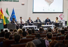El rector de la UGR, Pedro Mercado, participó en la mesa inaugural con los profesionales que lo han tratado en fisioterapia cardiaca tras su infarto.