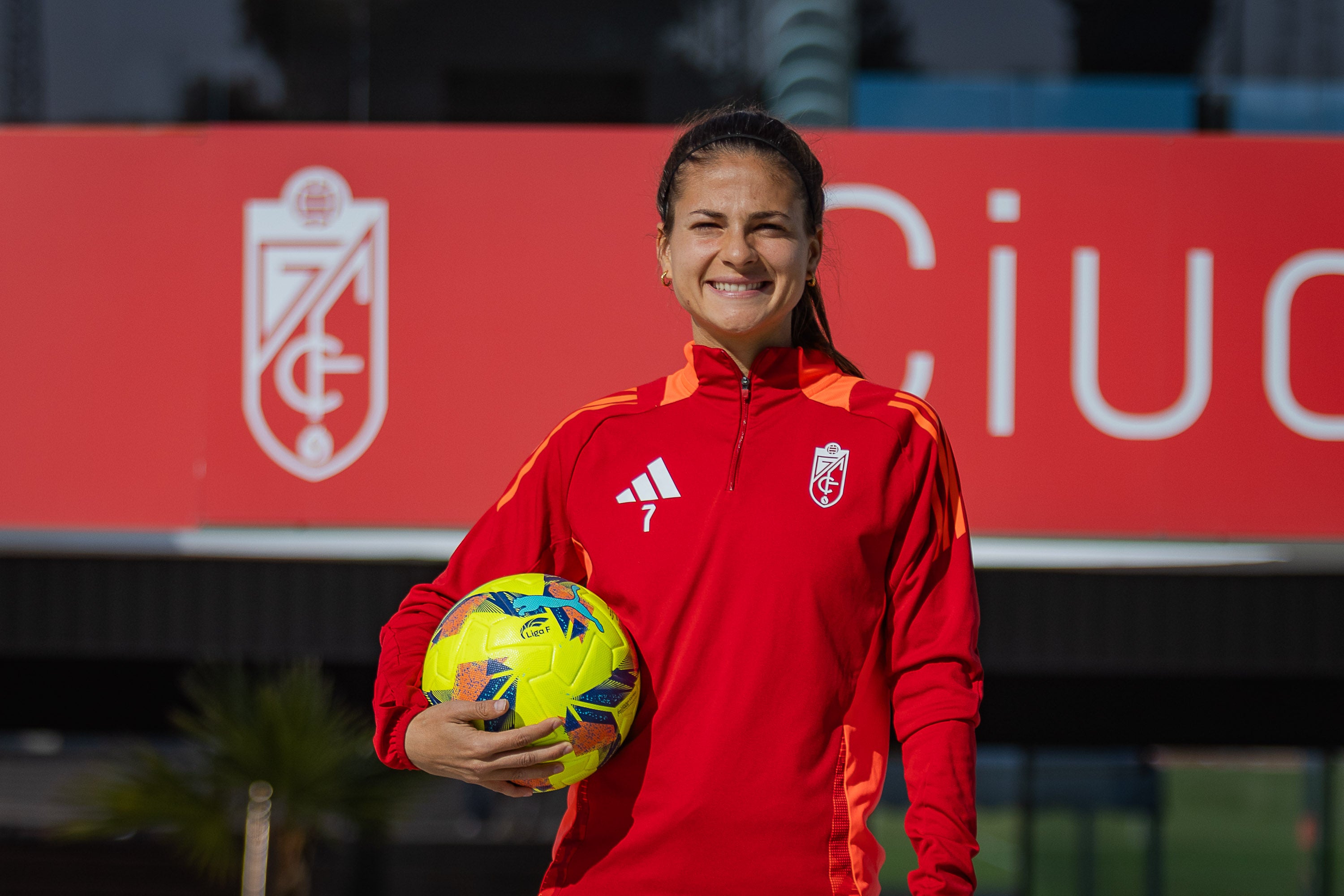 Laura Pérez sonríe en la entrada de la Ciudad Deportiva.