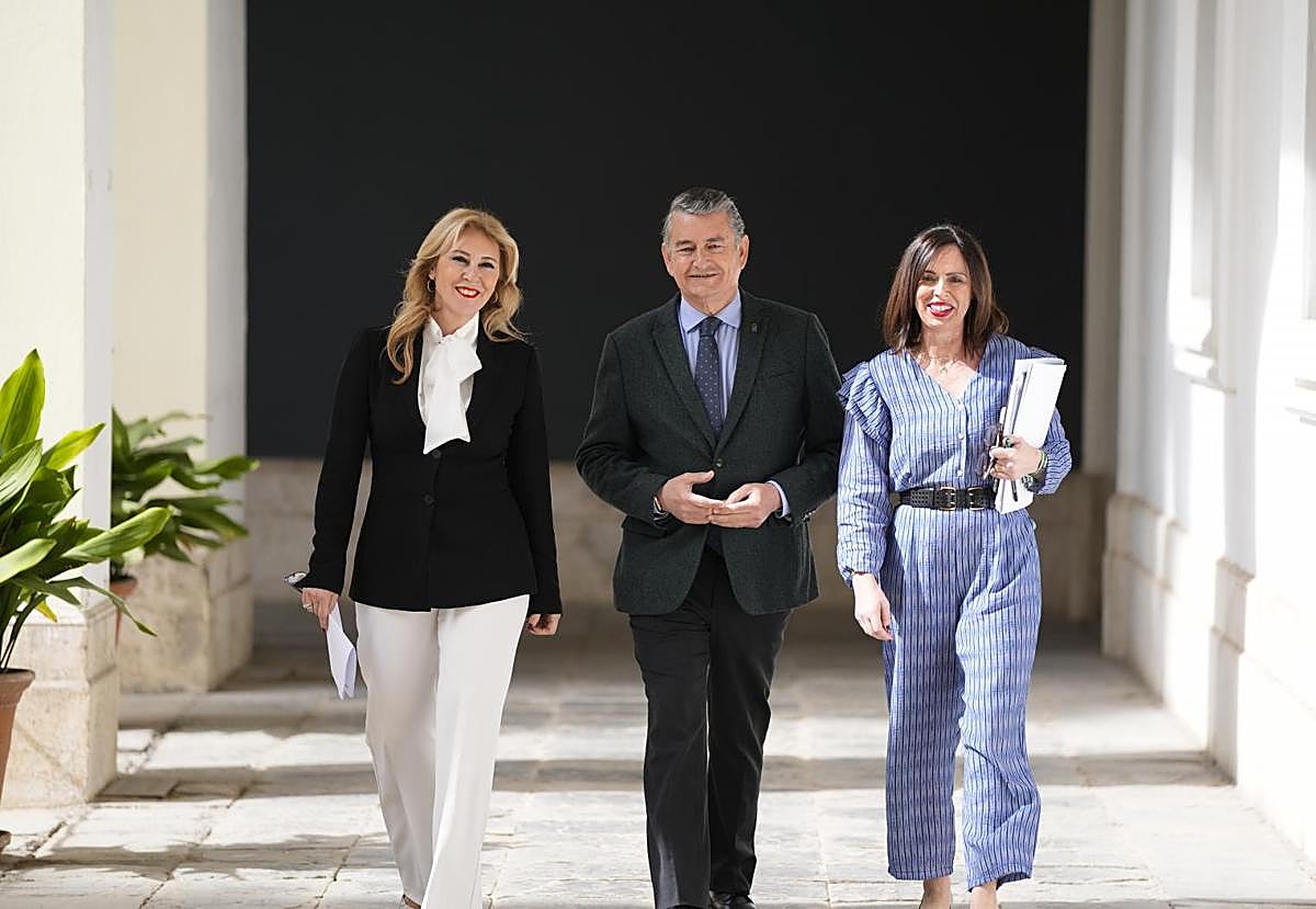 Los consejeros Carolina España, Antonio Sanz y Rocío Díaz antes de la rueda de prensa tras el Consejo de Gobierno.