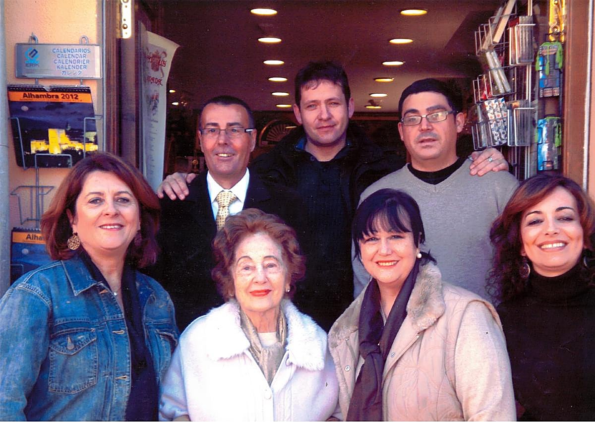 Imagen secundaria 1 - 1840 . El edificio antes de que lo comprara la familia (1) | Maloles Espigares, Isabel Ruiz Linares, Encarnita Peña y Fátima Guerrero abajo y arriba, Andrés Cruz, Fernando Gámez y Eduardo Martínez, en 2012 (2) | Maloles Espigares y su nuera Blanca García del Castillo (quinta generación) (3)