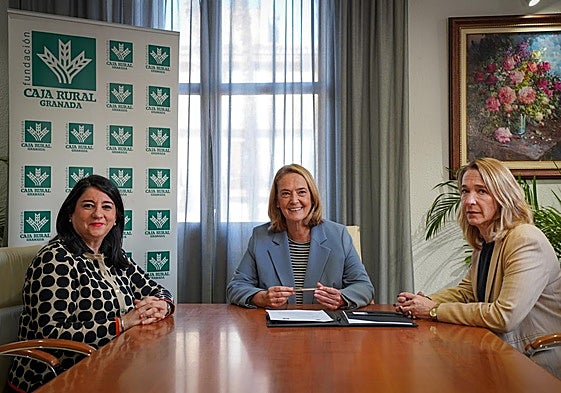 La alcaldesa de Motril, Luisa García Chamorro, la concejal de Patrimonio Industrial Azucarero, Madelin Banqueri, y la directora de la zona sur de Caja Rural de Granada, Marina González.