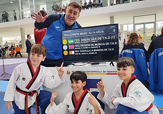 Liam Hita, a la izquierda, celebra una victoria por Andalucía junto a sus dos compañeros cordobeses.