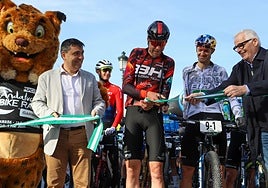El bastetano David Valero corta la cinta justo antes del arranque de la primera etapa de la prueba.