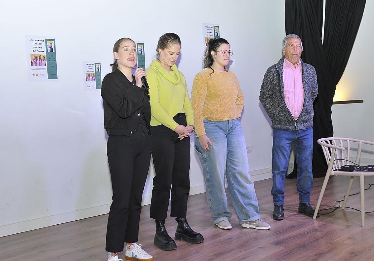 Jóvenes troveras en el salón de usos múltiples del Ayuntamiento de Cádiar