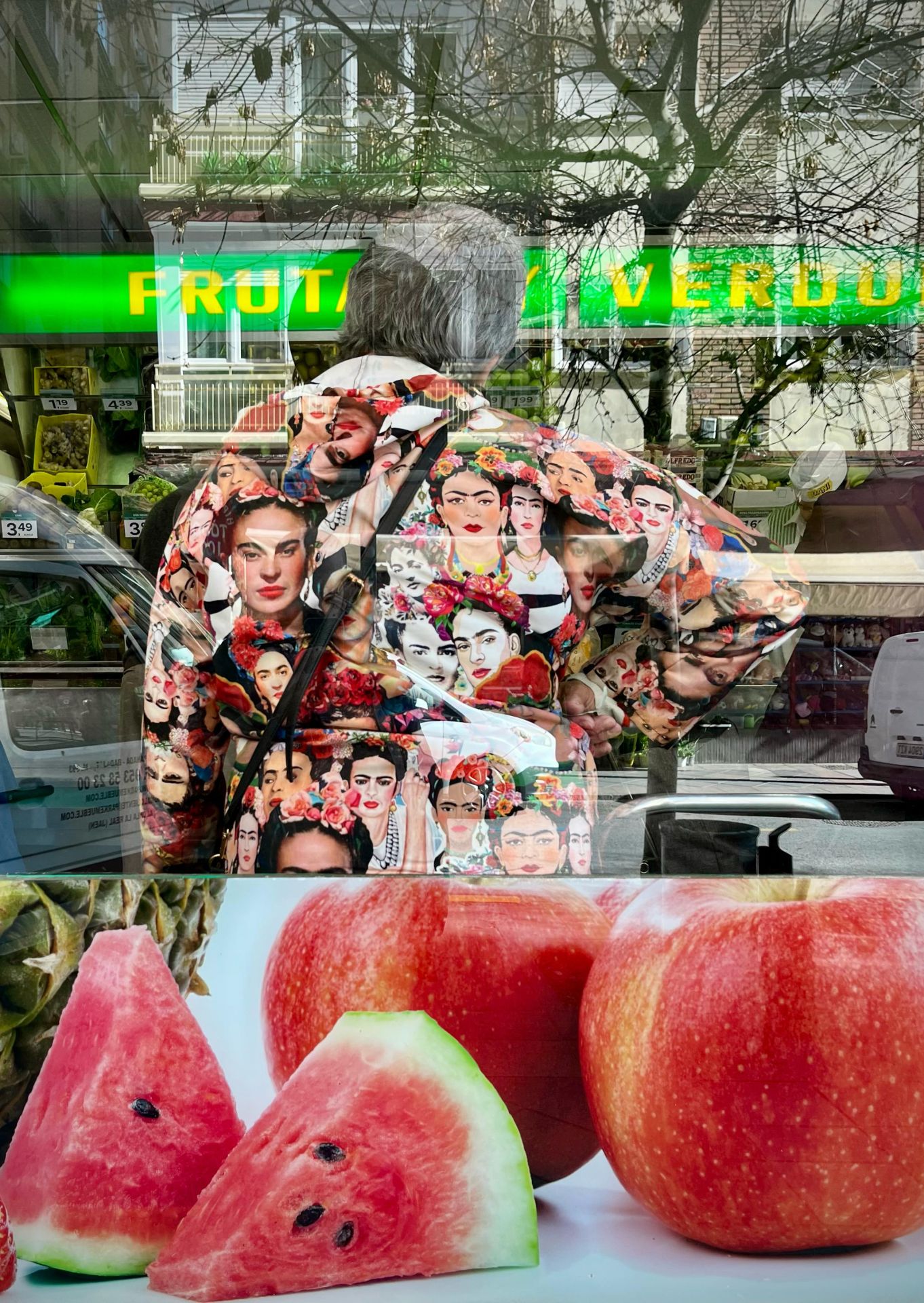 Una señora espera su turno, en el supermercado Dani.