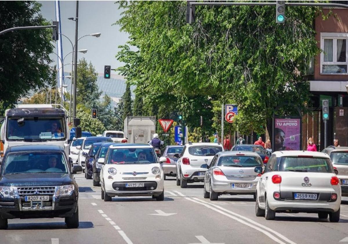 Varios vehículos circulan por las calles de Granada.