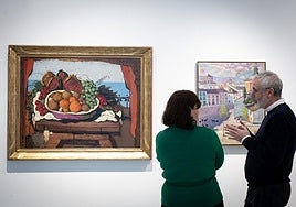 Dos visitantes, ante algunas de las obras que integran la muestra.