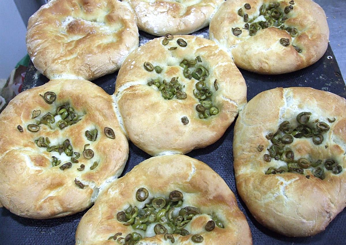 Imagen secundaria 1 - La panadería tras las &#039;salaíllas&#039; más auténticas de Granada: «Son caseras de verdad»