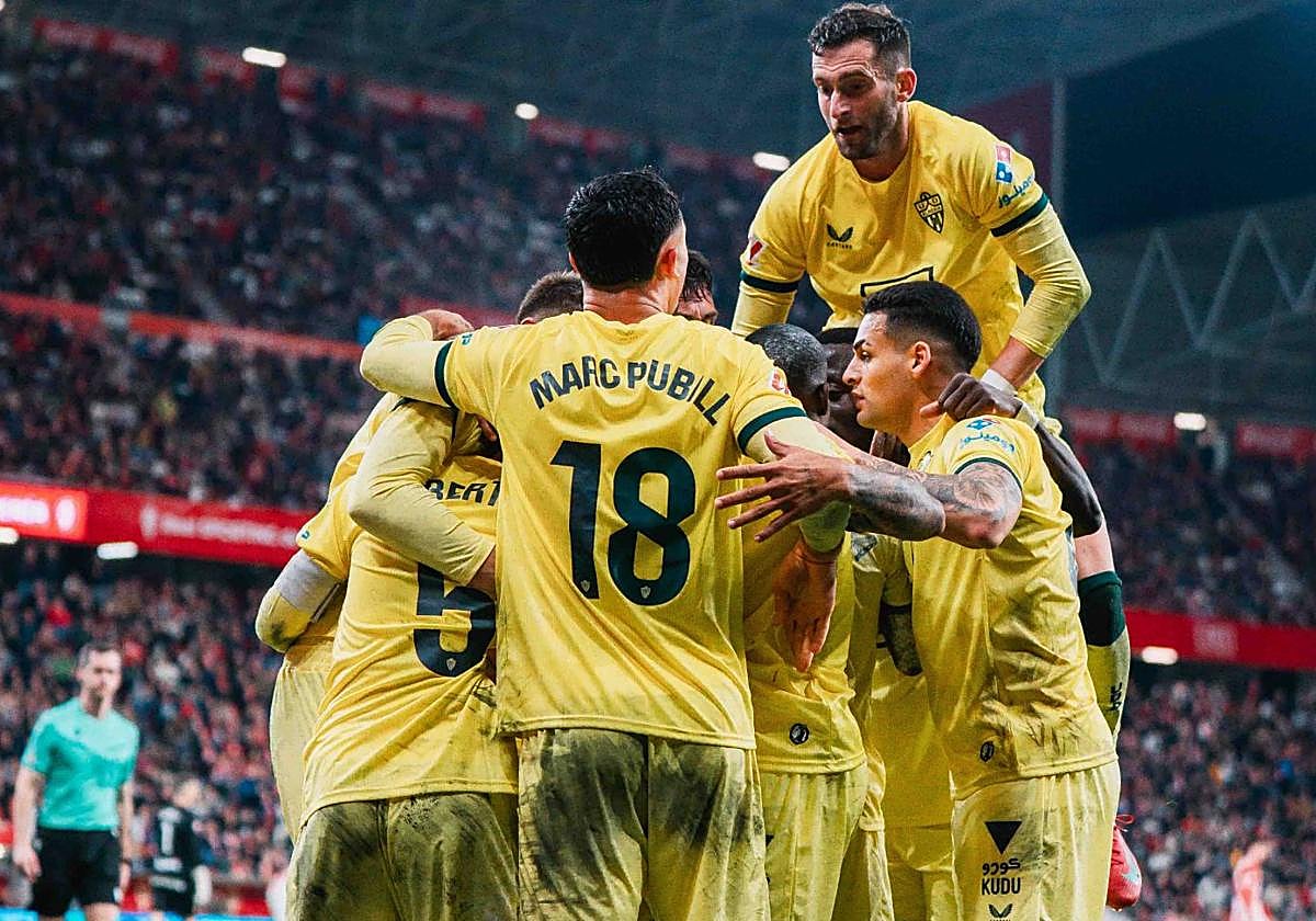 Jugadores celebrando un gol en el Molinón