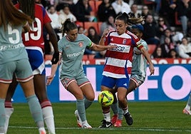 La rojiblanca Leles pelea por el balón ante el Atlético de Madrid en el partido de Liga F.