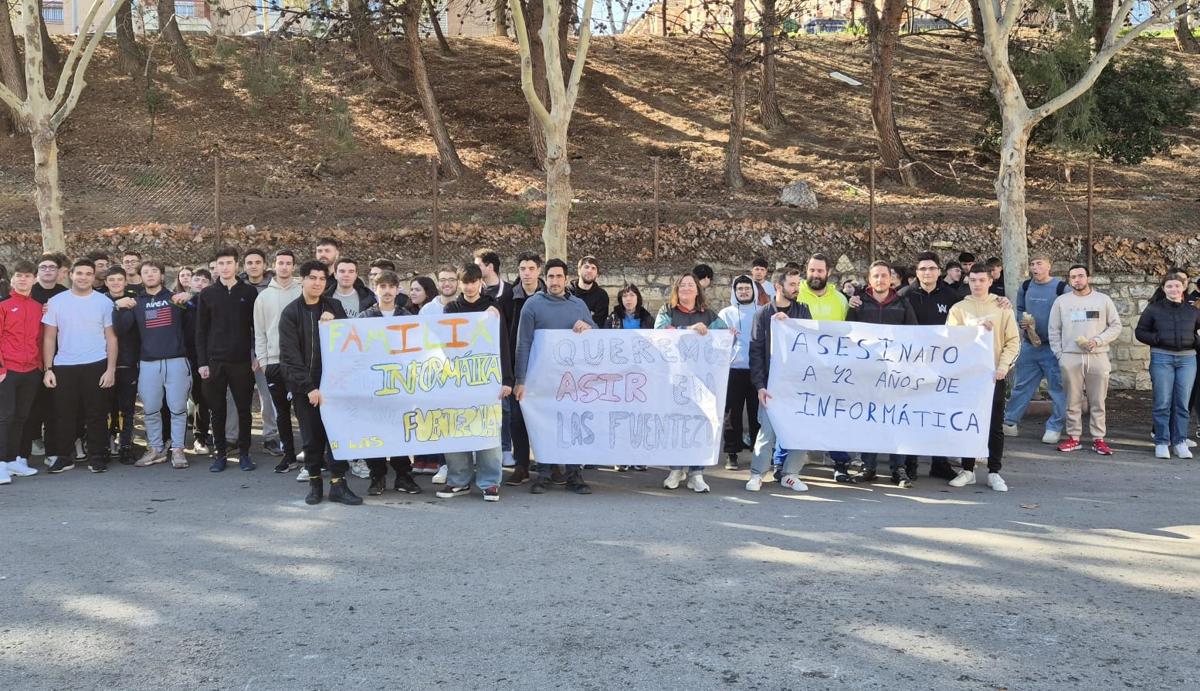 Protesta por el traslado del ciclo de Administración de Sistemas Informáticos en Red del IES Fuentezuelas