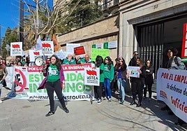 Concentración a las puertas de la delegación de Educación, en Gran Vía.