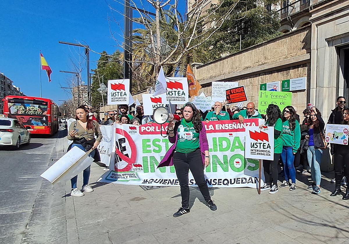 Concentración a las puertas de la delegación de Educación, en Gran Vía.