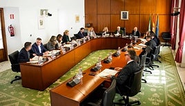 El Parlamento cambia su calendario para no colisionar con la agenda europea de Juanma Moreno