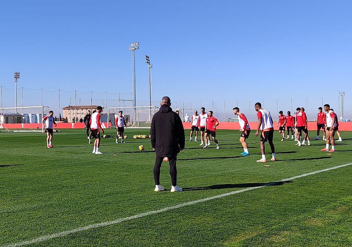 Los jugadores del Granada, durante un rondo en el entrenamiento del miércoles.