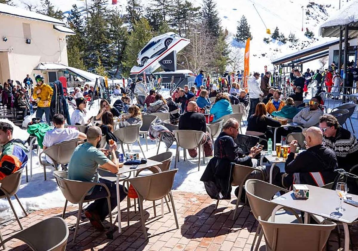 Mesas en un restaurante de Pradollano en una imagen de archivo.