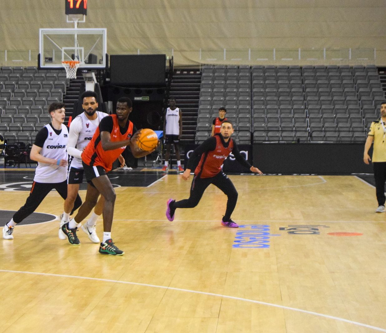 Ousmane Ndiaye, en su primer entrenamiento con el Covirán, esta tarde en el Palacio.