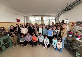 Foto de familia con los participantes en la inauguración del nuevo centro ocupacional.