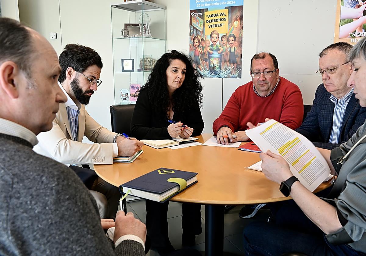 La diputada Elena Duque en la reunión con los vecinos para explicar el funcionamiento del CPD.