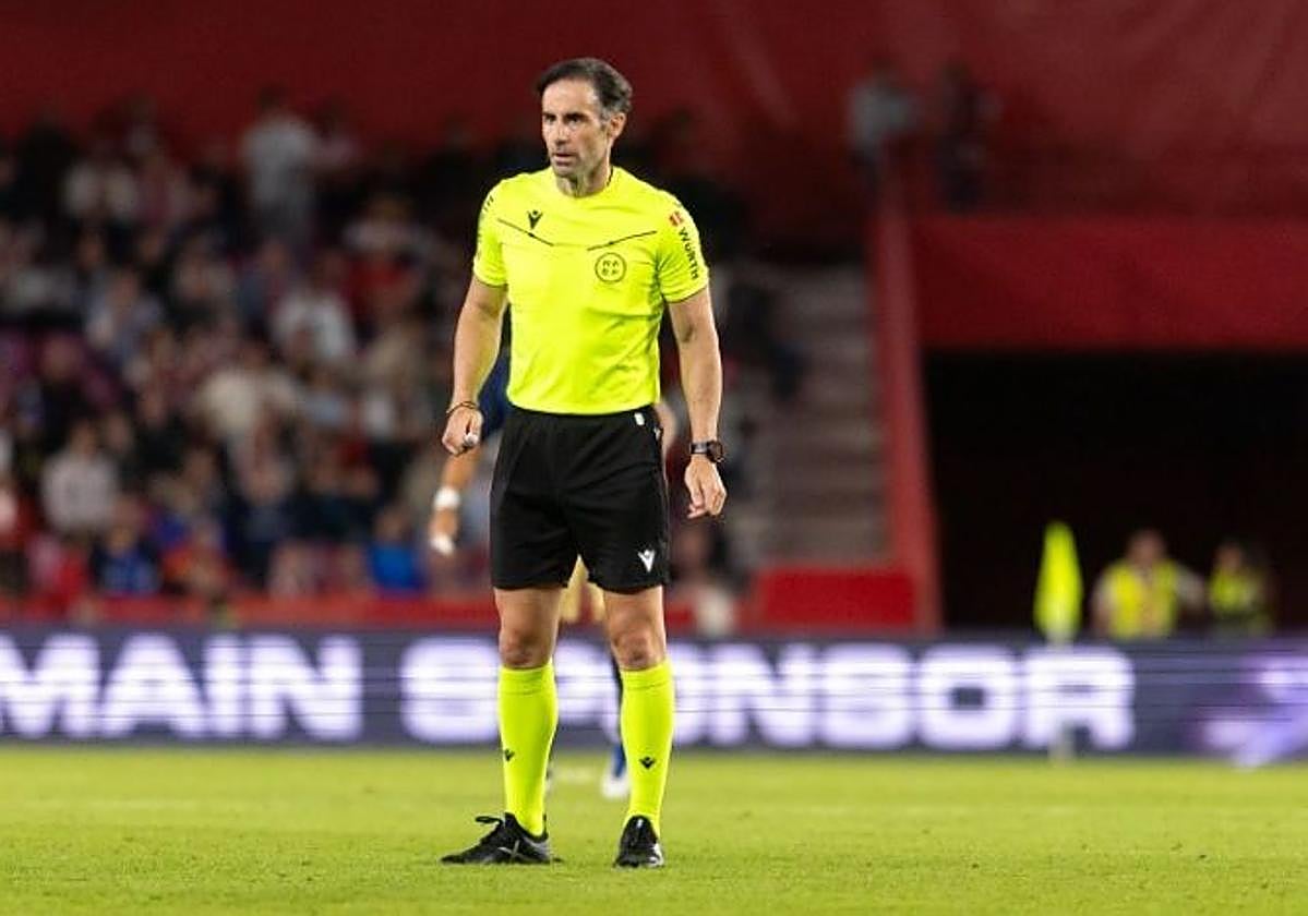 González Esteban atiende al desarrollo del partido entre el Granada y el Tenerife en Los Cármenes esta temporada.