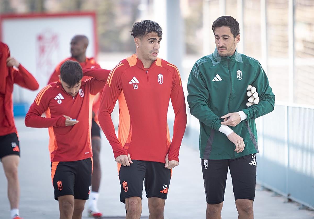 Reinier sale a entrenar junto a Mariño este jueves en la Ciudad Deportiva del Granada.