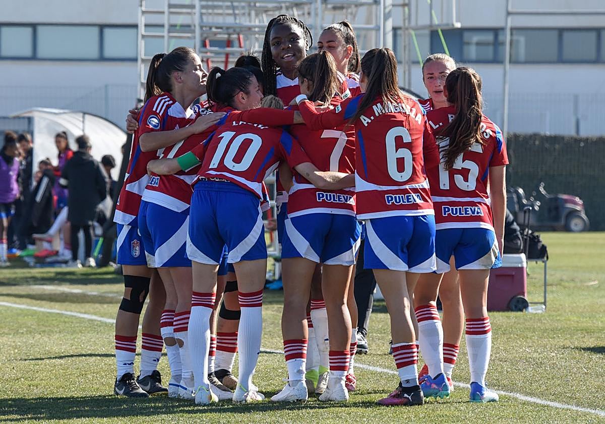 Las futbolistas del Granada celebran un gol esta temporada en la Ciudad Deportiva.