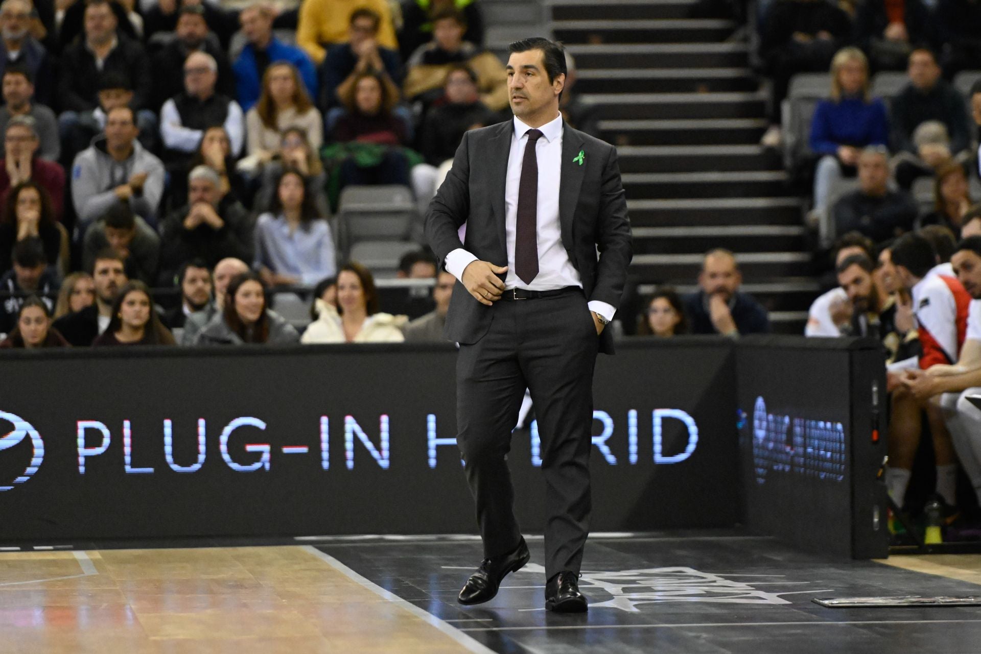 Pablo Pin, entrenador del Covirán, en la banda del Palacio de los Deportes.