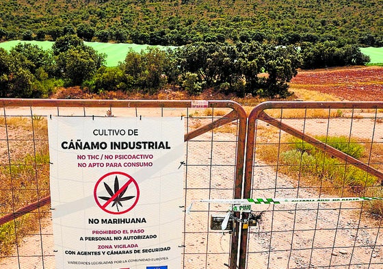 Valla de acceso a la finca de Escúzar precintada por la Guardia Civil.