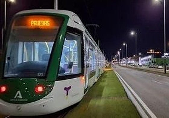 El tranvía, el pasado mes de noviembre, en pruebas por las calles de Jaén tras trece años en las cocheras.