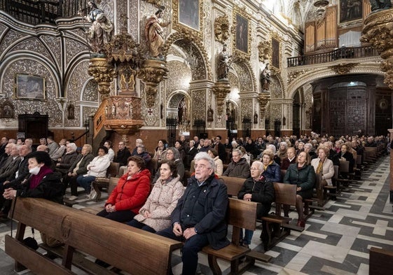 Los fieles llenaron los bancos de la basílica para rezar por el Francisco.