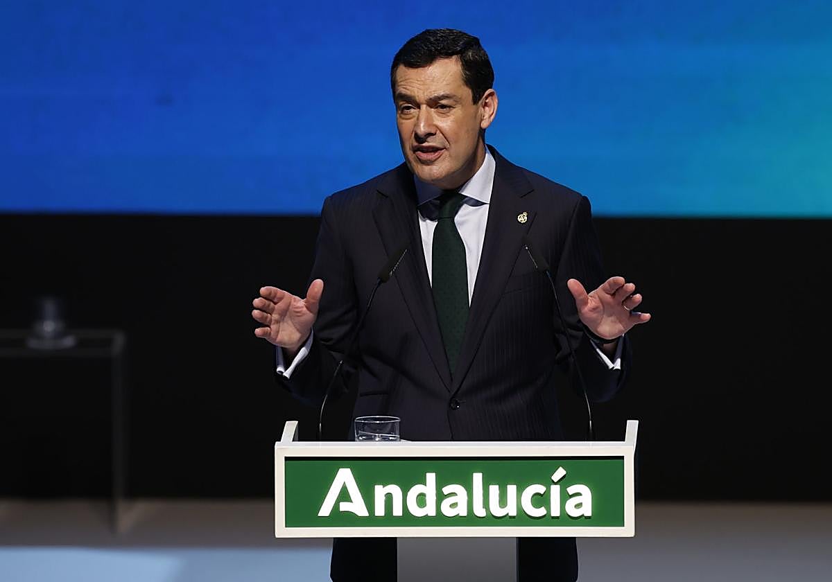 El presidente andaluz, Juanma Moreno, durante su intervención en el acto institucional de entrega de las distinciones de Hijo/a Predilecto/a y las Medallas de Andalucía