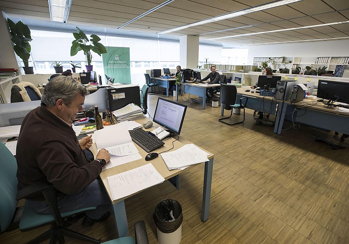Funcionarios en un centro de trabajo de la Junta de Andalucía.