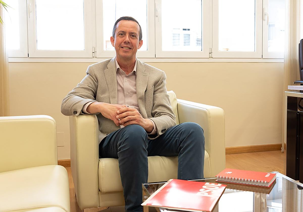 José María Martín, en su nuevo despacho de la sede provincial del PSOE deAlmería.