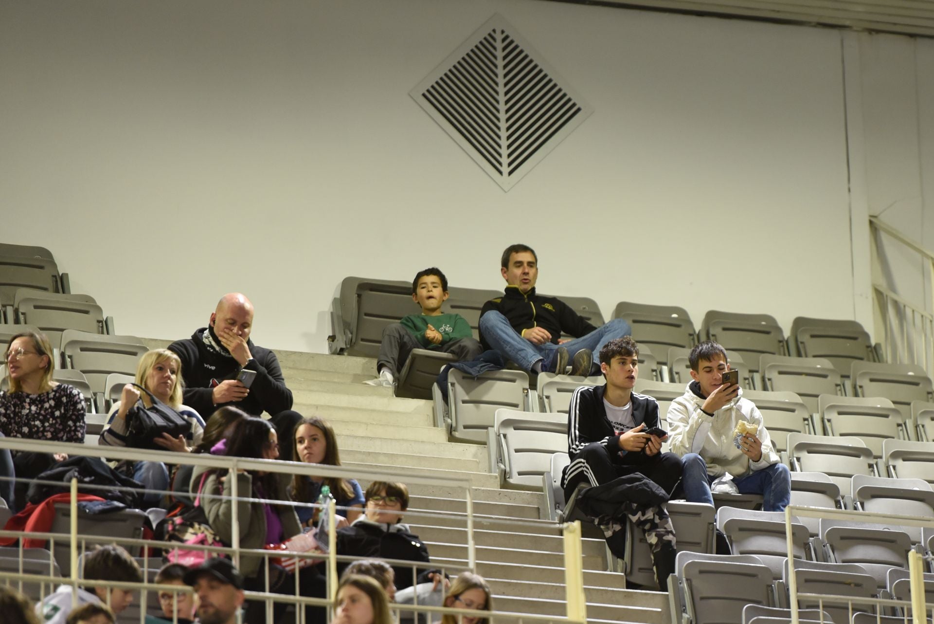 Encuéntrate en la grada del Palacio de Deportes en el Covirán-Murcia