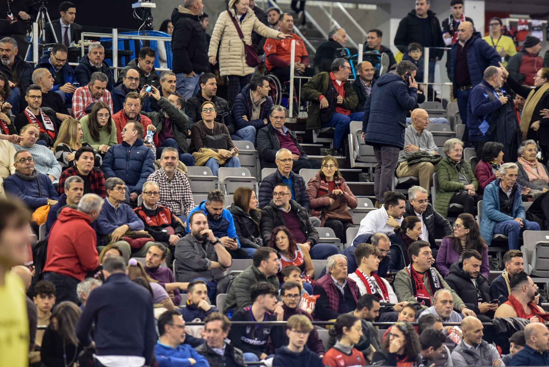 Encuéntrate en la grada del Palacio de Deportes en el Covirán-Murcia