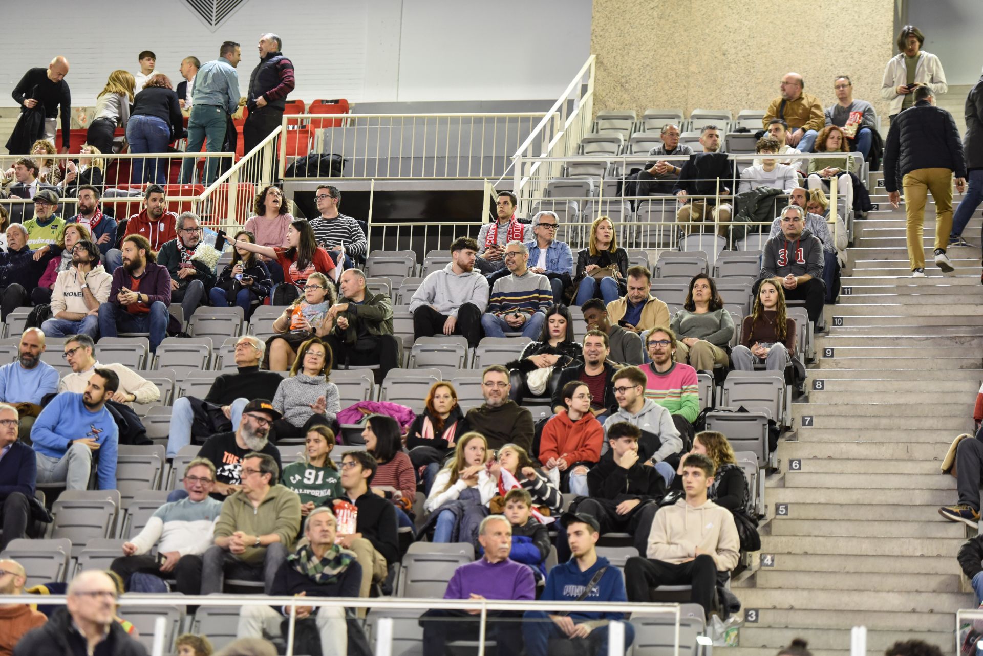 Encuéntrate en la grada del Palacio de Deportes en el Covirán-Murcia