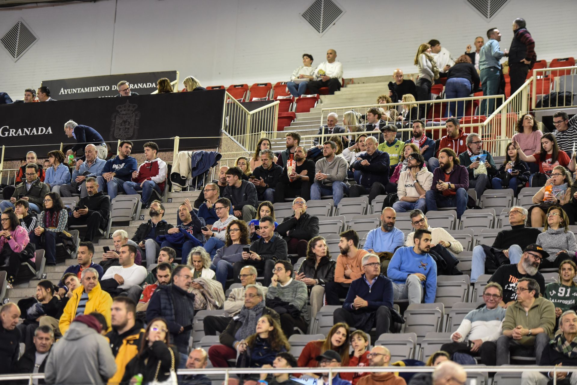 Encuéntrate en la grada del Palacio de Deportes en el Covirán-Murcia
