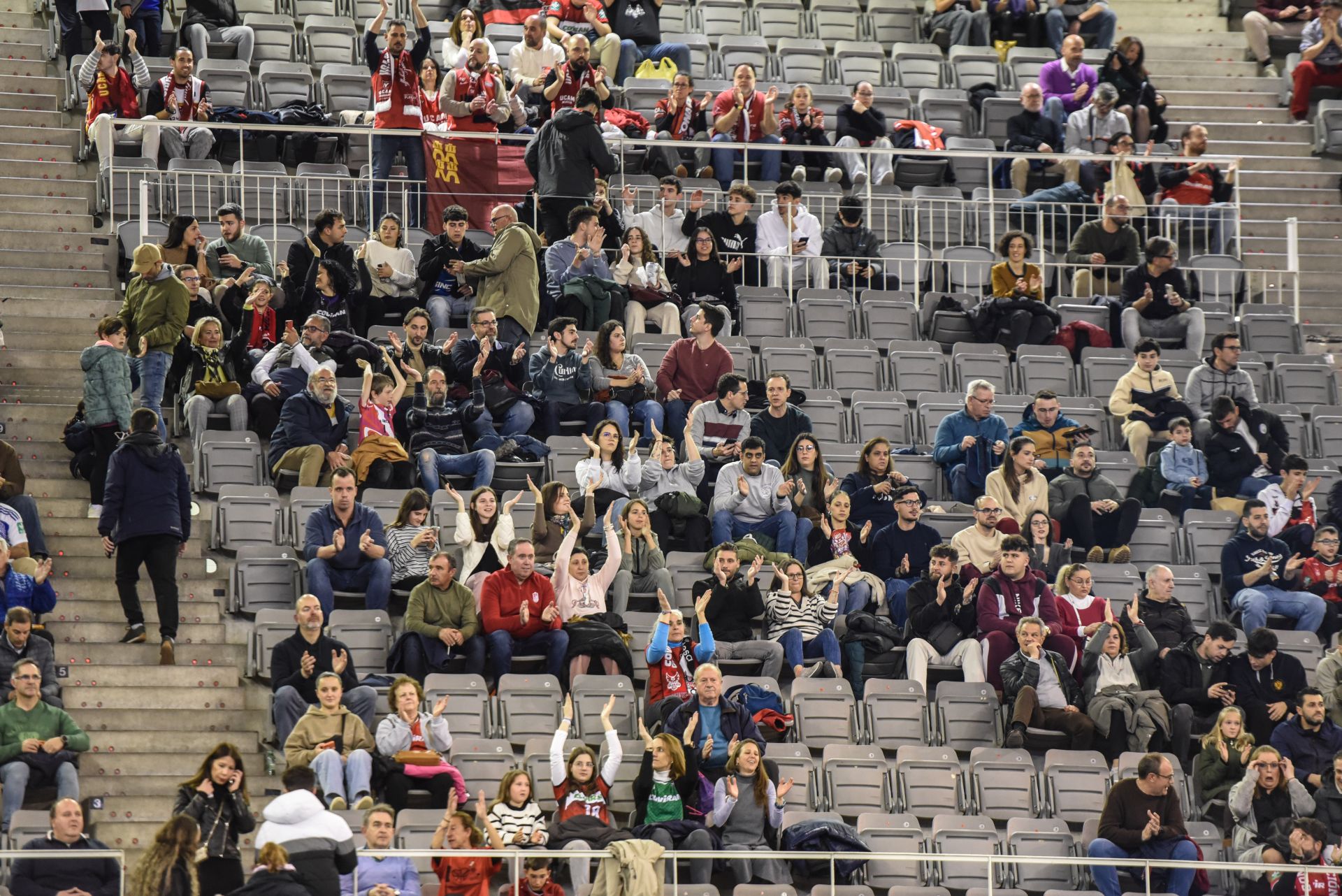 Encuéntrate en la grada del Palacio de Deportes en el Covirán-Murcia