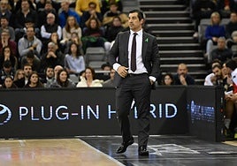 Pablo Pin, entrenador del Covirán, en la banda del Palacio de los Deportes.
