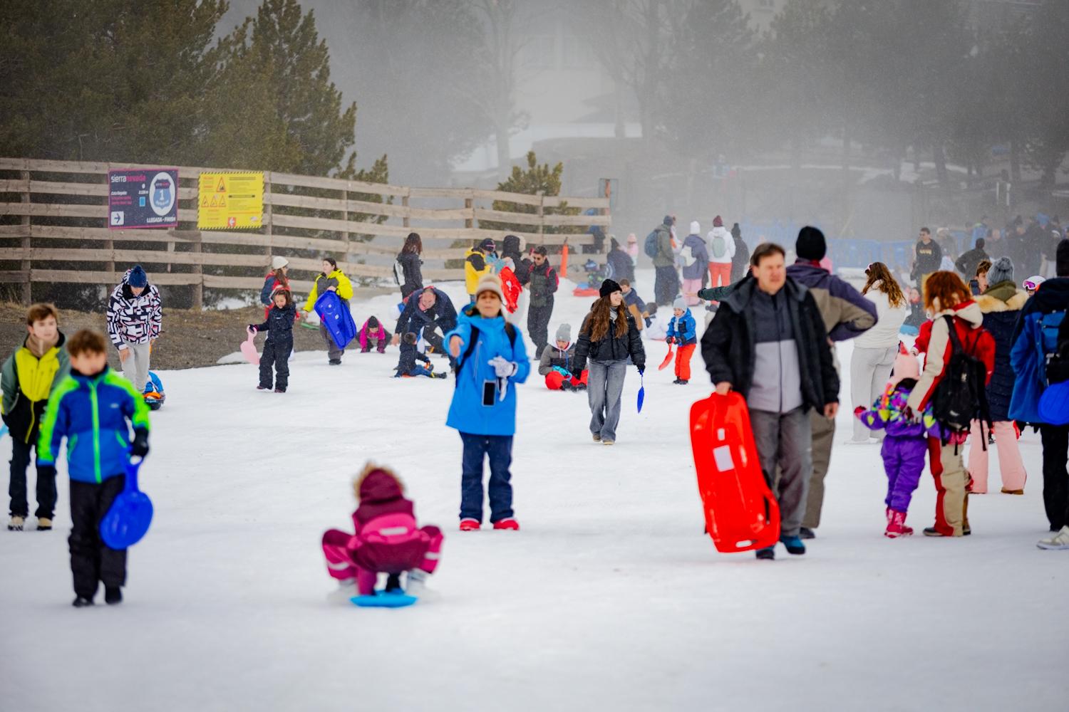 Las imágenes de Sierra Nevada plagada de trineos por el puente