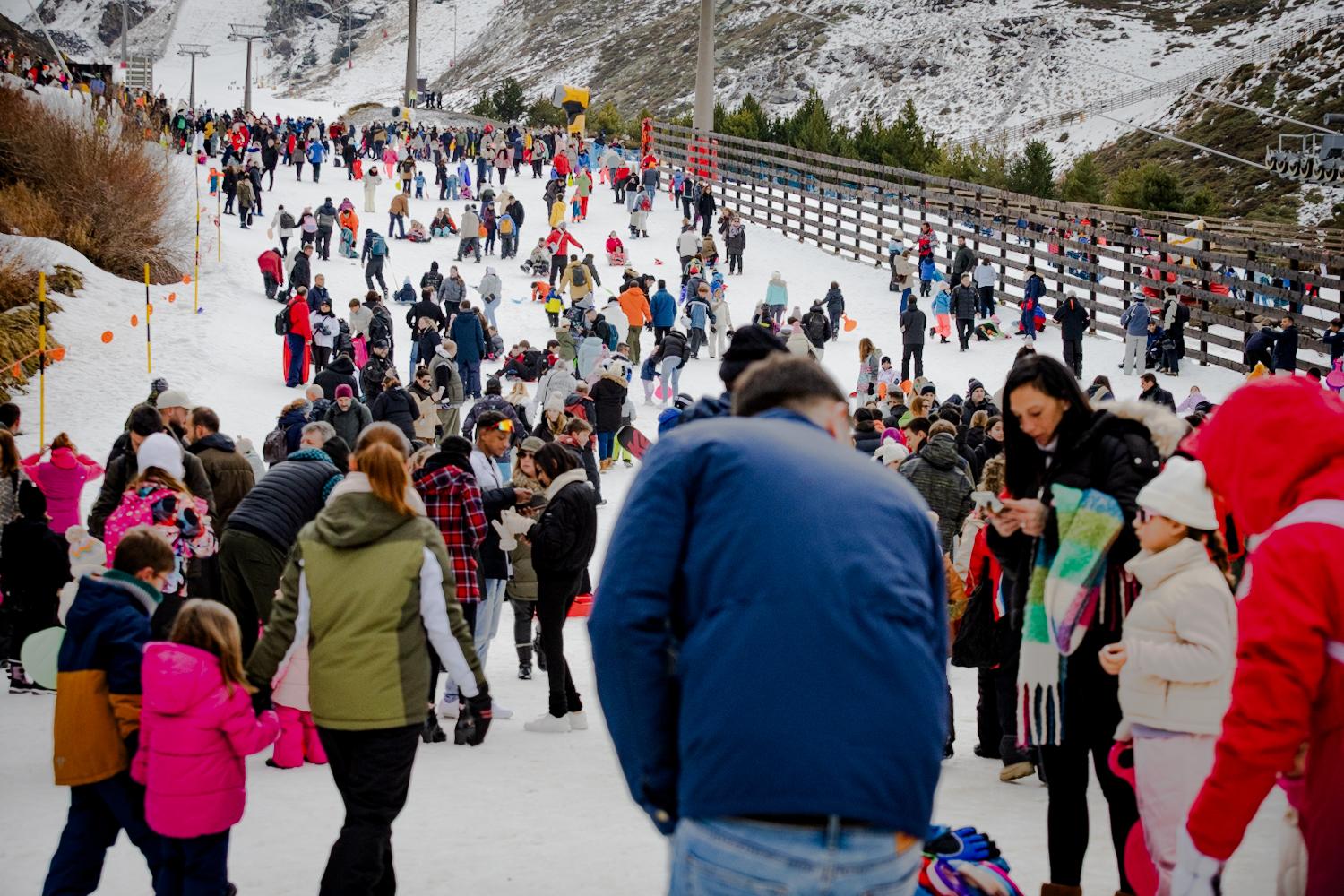 Las imágenes de Sierra Nevada plagada de trineos por el puente