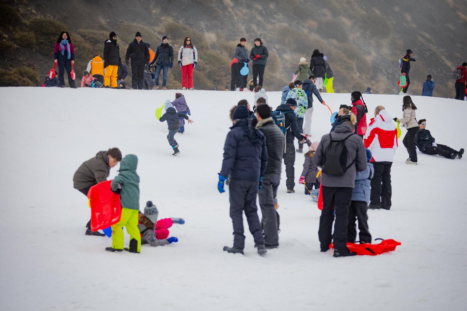 Las imágenes de Sierra Nevada plagada de trineos por el puente