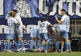El Málaga celebra uno de los goles frente al Tenerife.