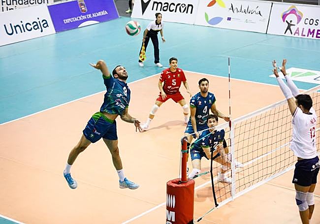 Brandon Rattray (arriba) y Juanmi González (abajo), claves en un triunfo de equipo.