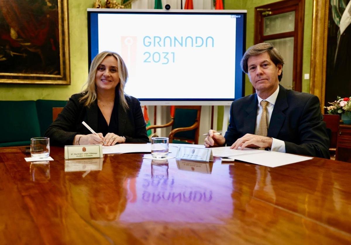Firma del acuerdo en el Ayuntamiento de Granada.