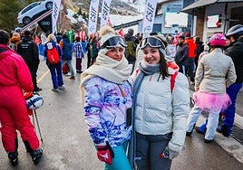 Lidia y Marta, dos esquiadoras llegadas este sábado a la estación de esquí de Sierra Nevada desde Cádiz