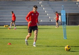 Rubén Sánchez persigue un balón durante un entrenamiento anterior en la Ciudad Deportiva.